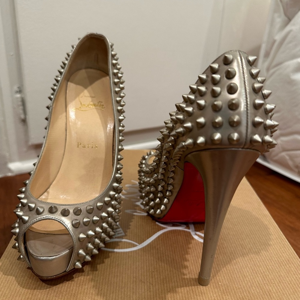 Christian louboutin lady peep Nude/Gold spiked platform pumps